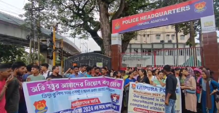 কনস্টেবল পরীক্ষার প্রার্থীরা পুলিশ সদর দপ্তরের সামনে বিক্ষোভ প্রদর্শন এবং ডেপুটেশন প্রদান।