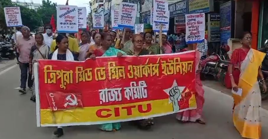 অঙ্গনওয়াড়ি আশা মিড ডে মিল কর্মীদের সরকারি স্বীকৃতি প্রদান করতে শিক্ষা দপ্তরের সামনে বিক্ষোভ প্রদর্শন ও ডেপুটেশন প্রদান।