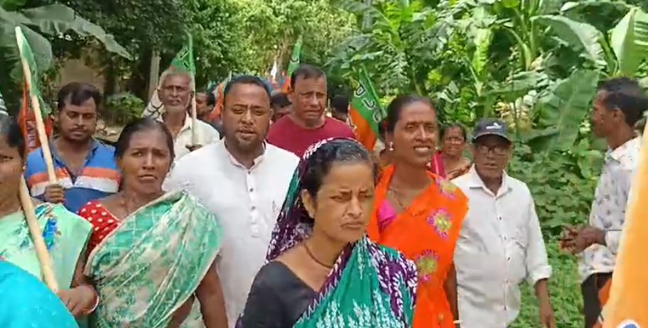 জেলাপরিষদ নির্বাচনে ৭ নং আসনে ডোর টু ডোর প্রচারে নামলেন বিজেপি মনোনিত প্রার্থী নিতীশ দেবনাথ।