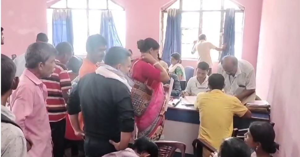 একই সাথে ত্রিস্তর পঞ্চায়েত নির্বাচনের মনোনয়ন পত্র জমা দেন বিজেপি এবং কংগ্রেস।