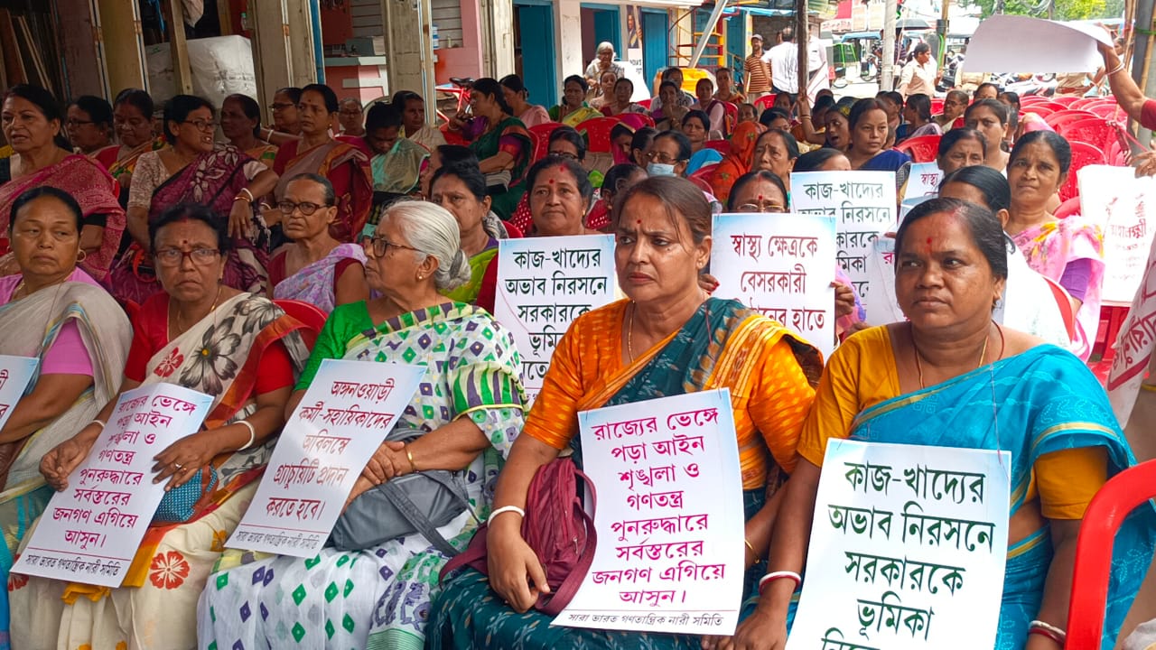অঙ্গনওয়াড়ী কর্মী-সহায়িকাদের অবিলম্বে গ্র্যাচুয়িটি প্রদান করতে হবে।