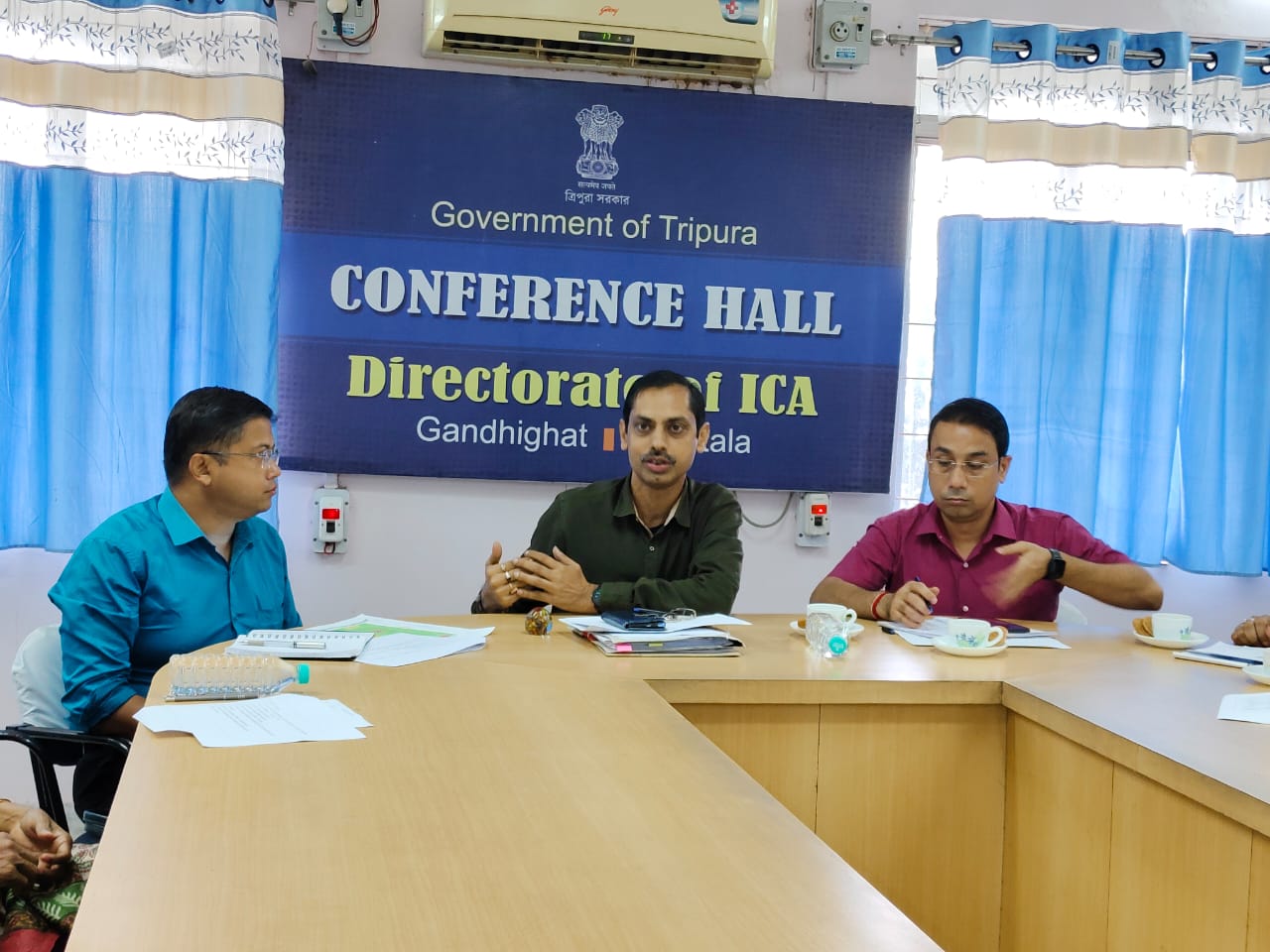 চিত্র সাংবাদিকদের নিয়ে তথ্য সংস্কৃতি দফতরের অধিকর্তা বিম্বিসার ভট্টাচার্য্য’র বৈঠকে।