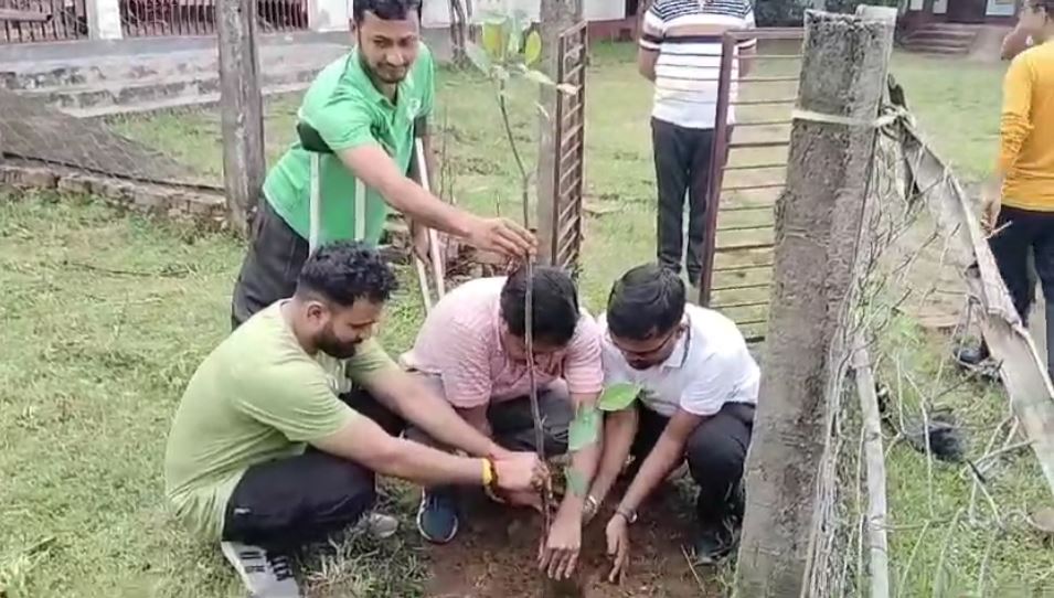 বৃক্ষরোপণ কর্মসূচীর মাধ্যমে ভারত বিকাশ পরিষদের প্রতিষ্ঠা দিবস উৎযাপন।