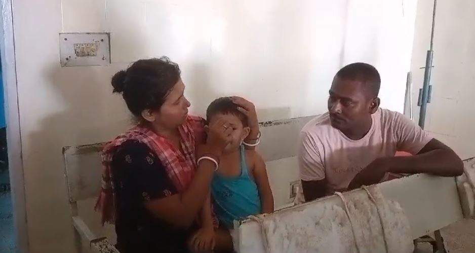 প্রথমা স্ত্রী ও দুই ছেলে কে ফেলে রেখে আরেক মহিলার সাথে ঘড় সংসার করছে এক গাড়ি চালক।