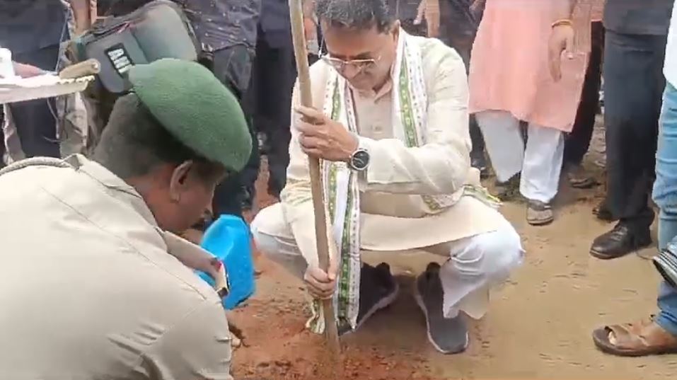 ত্রিপুরায় একসাথে ৫ মিনিটে ৫ লক্ষ চারাগাছ রোপণ করে ইতিহাস তৈরী করলেন রাজ্যের মুখ্যমন্ত্রী।