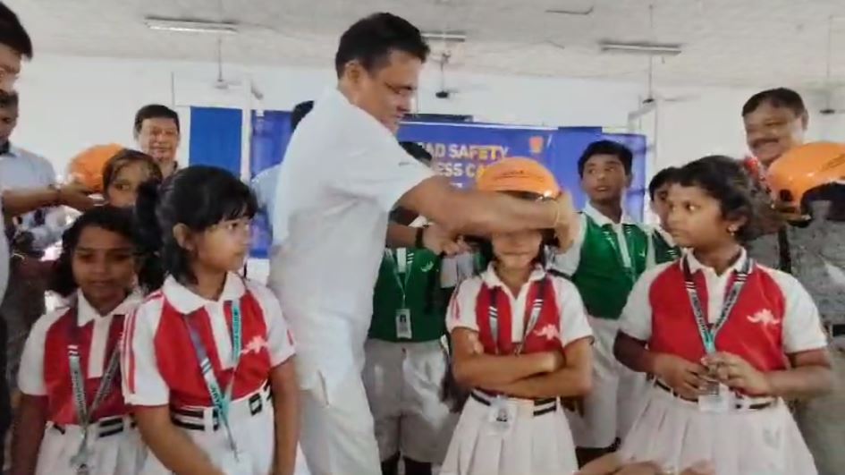 বাচ্চাদের মধ্যে আইএস আই মার্ক যুক্ত হেলমেট বিতরণ করলেন ট্রাফিক এসপি মানিক দাস।