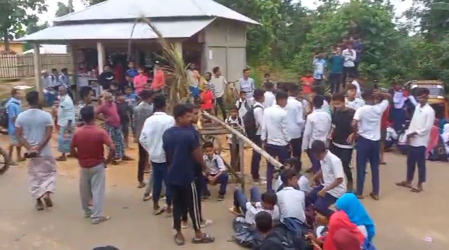 শ্রীনাথপুর এলাকায় পথ অবরোধ করে বিক্ষোভ প্রদর্শন ।