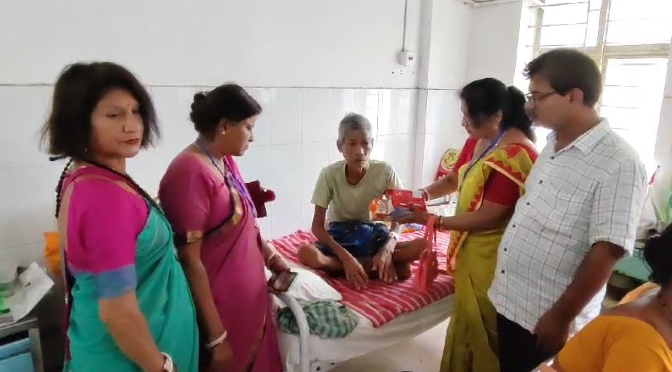 ভারত বিকাশ পরিষদের প্রতিষ্ঠা দিবস উপলক্ষে ক‍্যান্সার হাসপাতালে রোগীদের মধ‍্যে খাদ‍্যসামগ্রী বিতরণ।