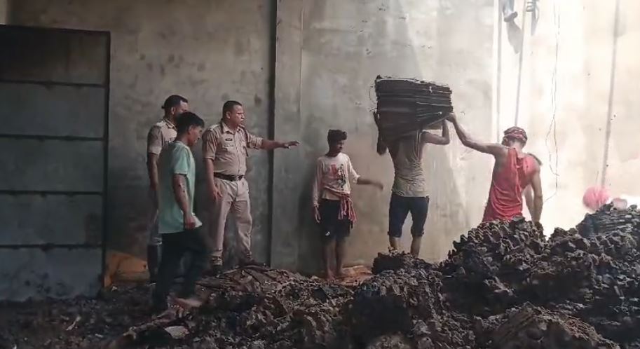 অগ্নিকান্ডে পুড়ে ছাই পোল্ট্রি ফার্মের গোডাউন।