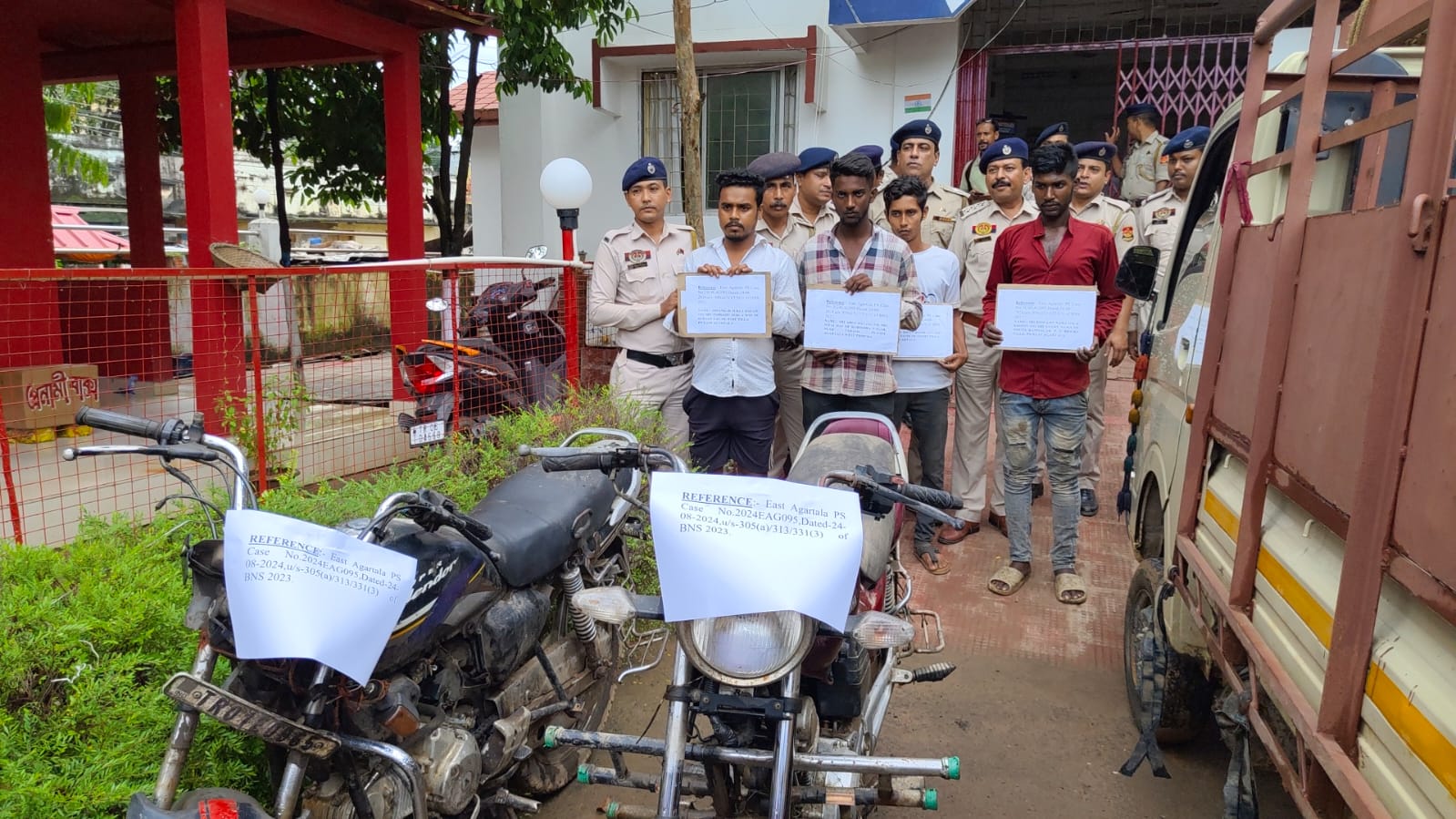 রবীন্দ্রনাথ এলাকা থেকে দুই কুখ্যাত চোরসহ চারজন আটক, দুটি মোটরসাইকেল উদ্ধার।