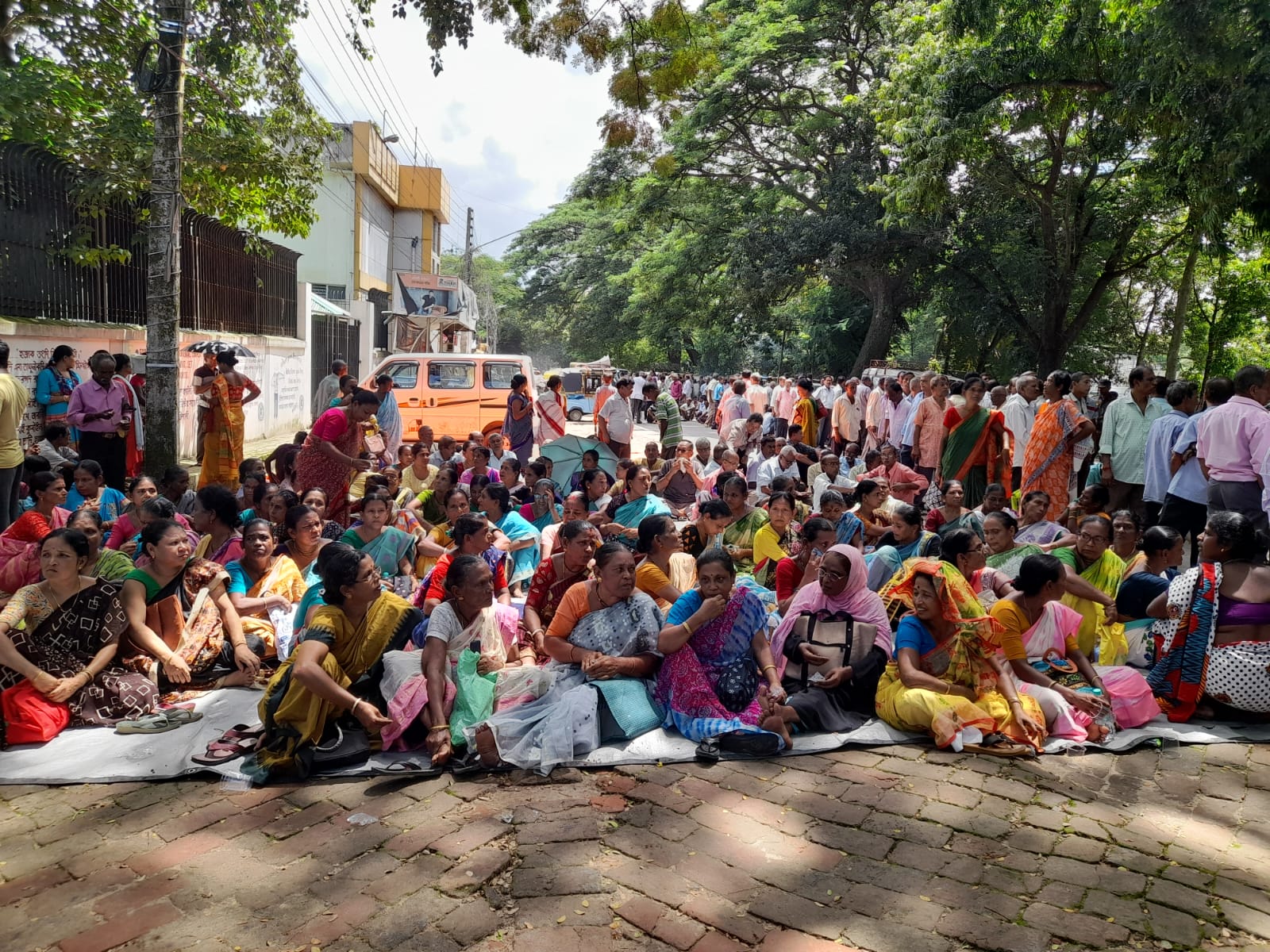 ত্রিপুরা চটকল শ্রমিক ইউনিয়নের ৭ দফা দাবিতে মহাকরণ অভিযান।