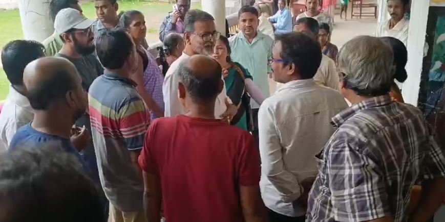 শরণার্থী শিবির পরিদর্শন প্রদেশ কংগ্রেস সভাপতি।