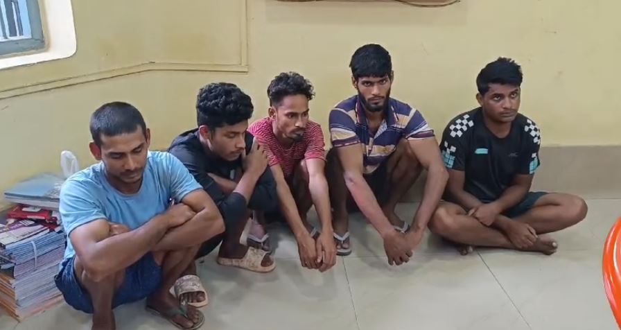 লঙ্কামুরা থেকে পাঁচ বাংলাদেশীকে আটক করেছে বিএসএফ, আদালতে তোলা হবে।  আজ