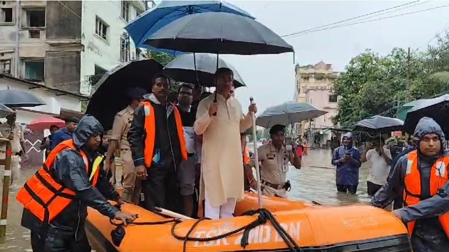মুখ্যমন্ত্রী নৌকা চড়ে গেলেন অফিসে।