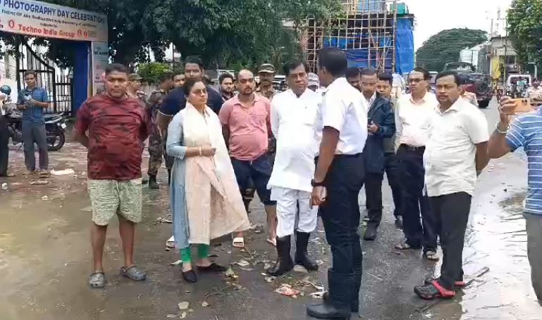 আগরতলা শহরের পরিস্থিতি পরিদর্শনে মেয়র, ডেপুটি মেয়র ও পুর কমিশনার।