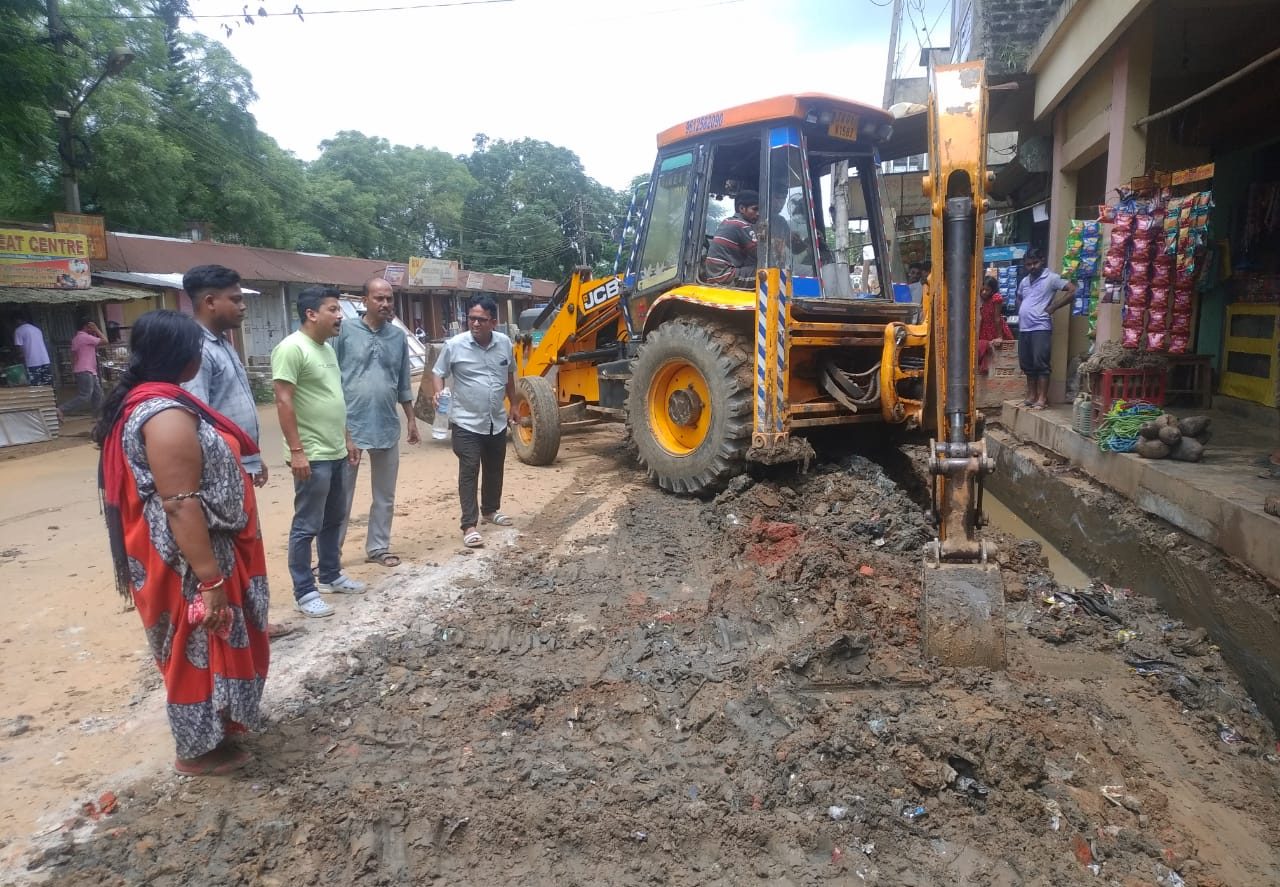 বাজার কমিটির উদ্যোগে,  ১৮ বছর পর ড্রেইন পরিষ্কার।
