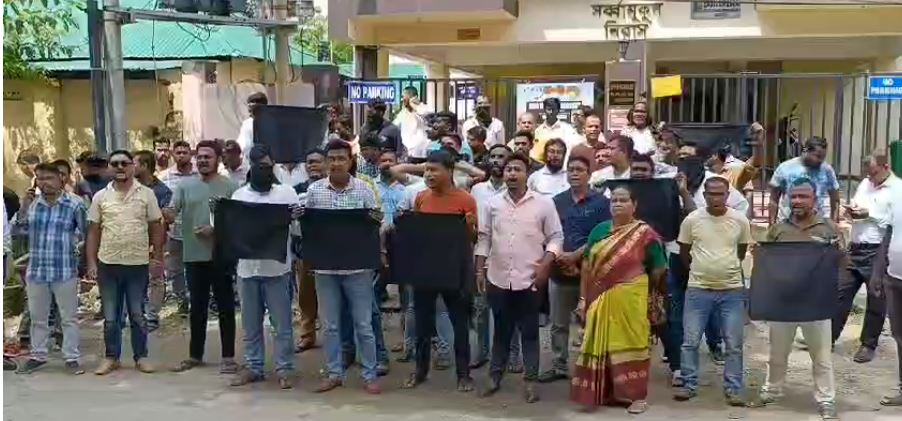 মন্ত্রী সুধাংশু দাসের ফেসবুক পোস্ট ইস্যুতে CPIM এর সমালোচনার প্রতিবাদে বিরোধী দলনেতা জিতেন্দ্র চৌধুরীর বাড়ির সামনে বিজেপির বিক্ষোভ।