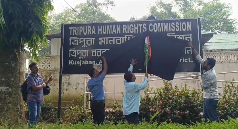 মানবাধিকার কমিশনের চুপ থাকার বিরুদ্ধে কংগ্রেসের প্রতিবাদ।