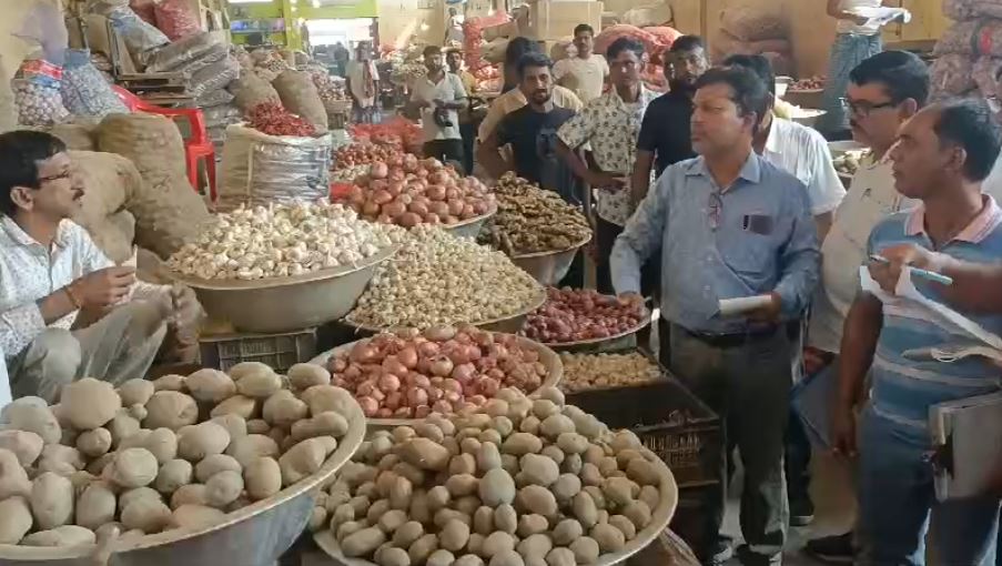 আলু এবং পিঁয়াজের অতিরিক্ত মূল্য নিয়ন্ত্রণে নেওয়া হলো সদর মহকুমার কঠোর পদক্ষেপ।