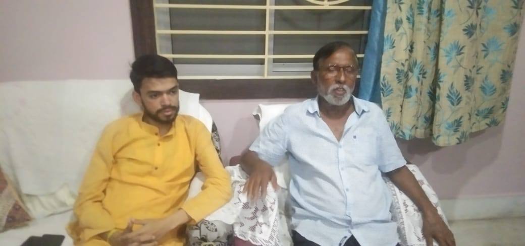 SANTANU SAHA: জনসেবায় নজির — প্রবীণ নাগরিকের খোঁজ নিতে বাড়িতে পৌঁছালেন শান্তনু সাহা ও তৃণমূল কংগ্রেস কর্মীরা।