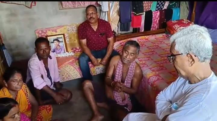 Manik Sarkar: তিন তরুণের করুণ জলমৃত্যুতে শোকস্তব্ধ বাধারঘাট -পরিবারগুলোর পাশে দাঁড়ালেন মানিক সরকার ।