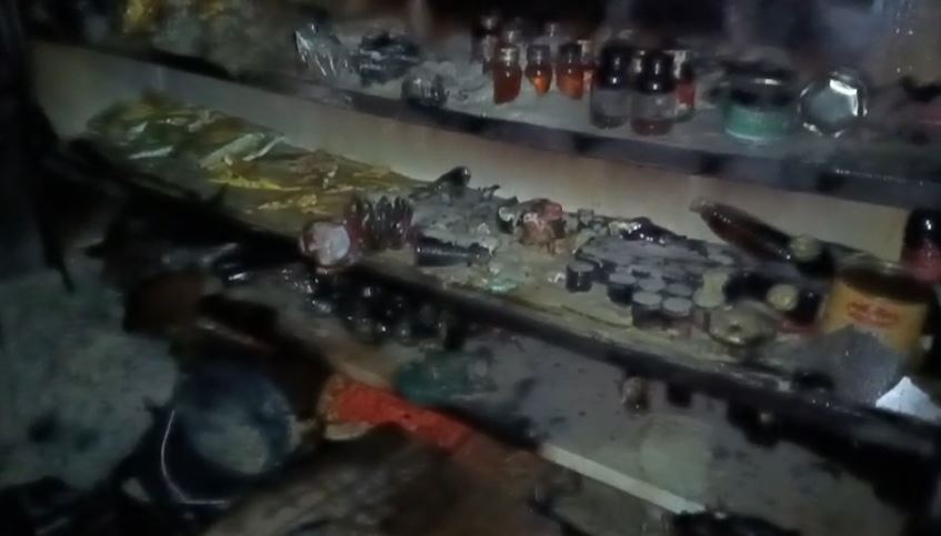 রাতের অগ্নিকাণ্ডে ভস্মীভূত মুদির দোকান, প্রায় ৪ লক্ষ টাকার ক্ষতির দাবি; দ্রুত তৎপর দমকল ও পৌর প্রশাসন”