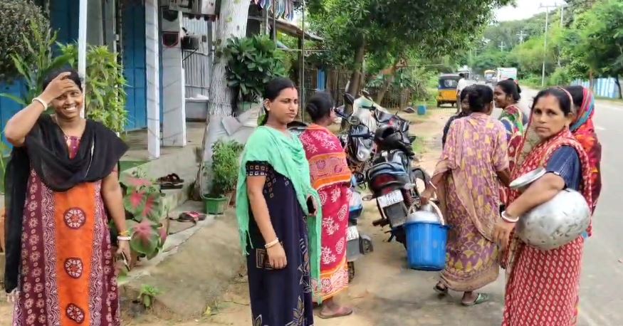 জুলাইবাড়ির হাসপাতাল গ্রামে পানীয় জলের তীব্র সংকট, দীর্ঘদিন ধরে জলহীন জীবন যাপন করছে সাধারণ মানুষ।