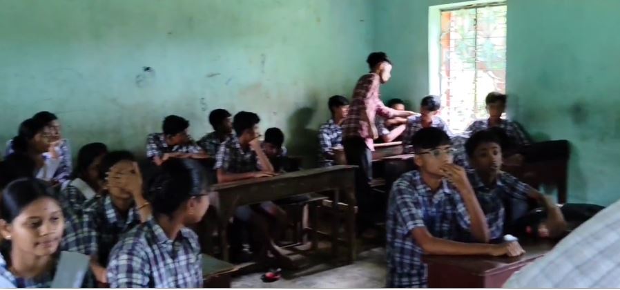 মধ্য পিলাক উচ্চতর মাধ্যমিক বিদ্যালয়ে শ্রেণিকক্ষে জল পড়ার সমস্যা, শিক্ষার পরিবেশে ব্যাঘাত।