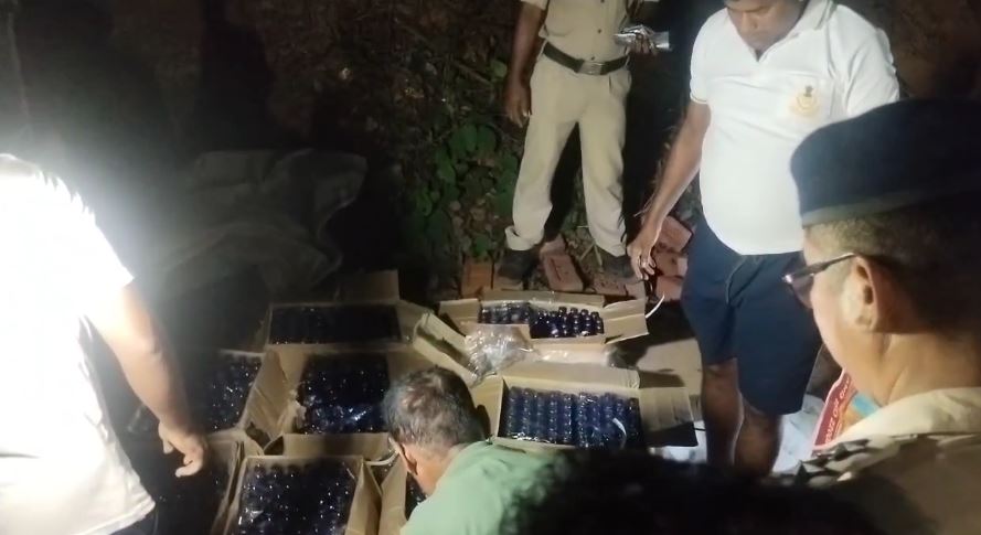 বাইজাল বাড়ি নাকা পয়েন্টে পুলিশের বড়সড় সাফল্য, গ্রেফতার দুই যুবক সহ বাজেয়াপ্ত ১২০০ বোতল ফেনসিডিল!