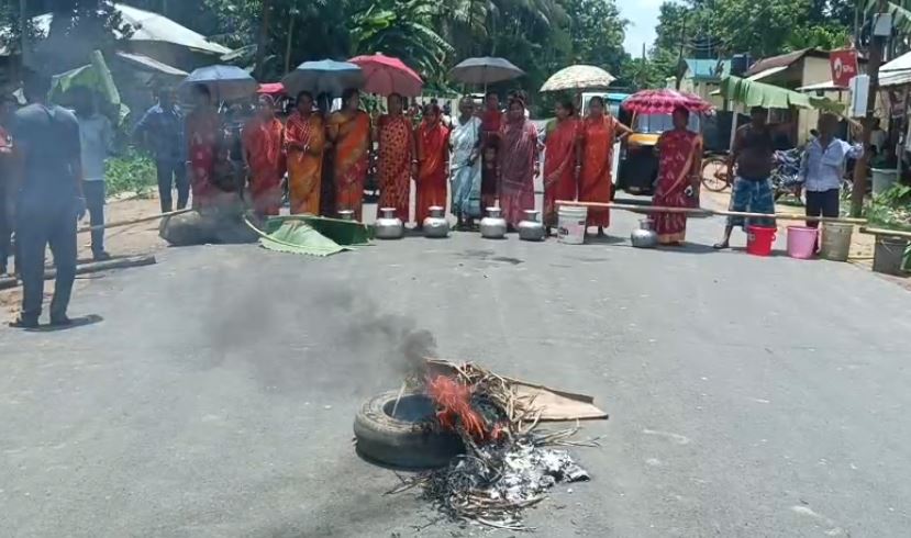 KAILASHAHAR: জল নেই, জবাব নেই—সুনামারায় পথ অবরোধ করে টায়ার জ্বালিয়ে বিক্ষোভ এলাকাবাসীর।