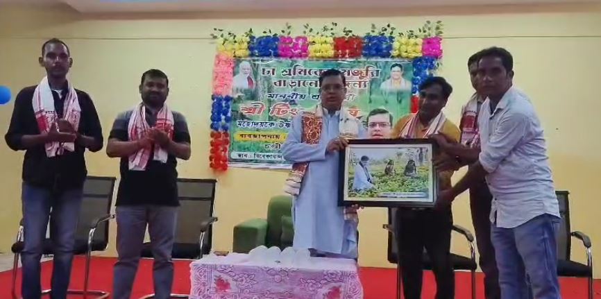 TINKU ROY: চা শ্রমিকদের উন্নয়নে বিজেপি সরকারের ঐতিহাসিক পদক্ষেপ: টিংকু রায়কে সংবর্ধিত করল চন্ডীপুর মন্ডল।