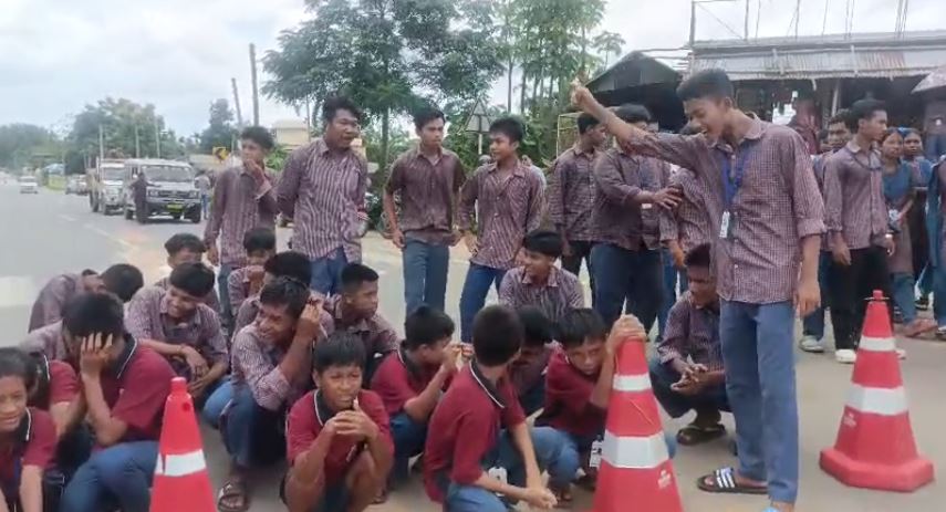 ছাত্রছাত্রীদের অবরোধে থমকে বাইজালবাড়ি, বোঝাতে ব্যর্থ প্রশাসন, ভোগান্তিতে সাধারণ মানুষ।