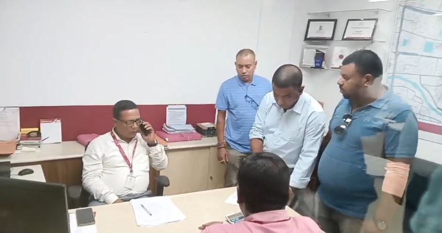 AXIS BANK: ব্যাংকেই নিরাপদ নয় স্বর্ণ ও অর্থ! আগরতলার অ্যাক্সিস ব্যাঙ্কে চাঞ্চল্যকর প্রতারণা কাণ্ড।