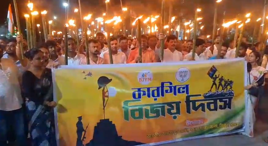 কারগিল বিজয় দিবস উপলক্ষে আগরতলায় ভারতীয় জনতা যুব মোর্চার মশাল মিছিল, উপস্থিত ছিলেন বিজেপি নেতারা।