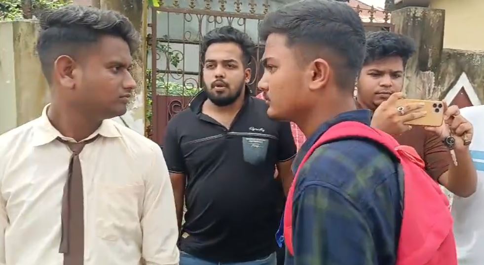 RAMKRISHNA MAHAVIDYALAYA: ছাত্রকে কলেজ ছাড়ার নির্দেশ, পাল্টা বহিরাগত যুবকদের এনে উত্তেজনা! ছাত্রদের অভিযোগের তীরে কলেজ কর্তৃপক্ষ।