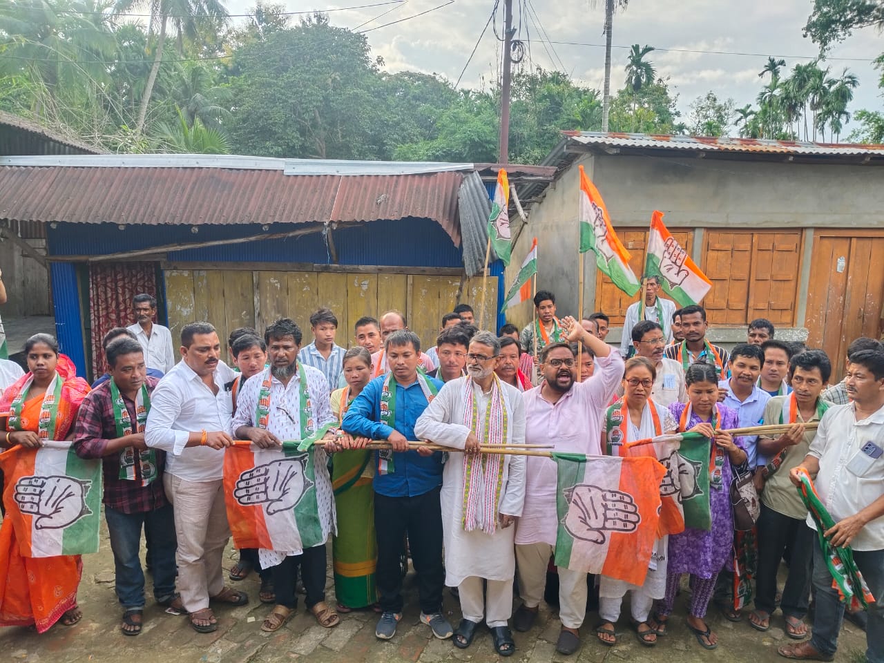 কংগ্রেসে ৪৪ পরিবারে ১৮৯ জন যোগদান করবুক আইলমারা বাজারে।