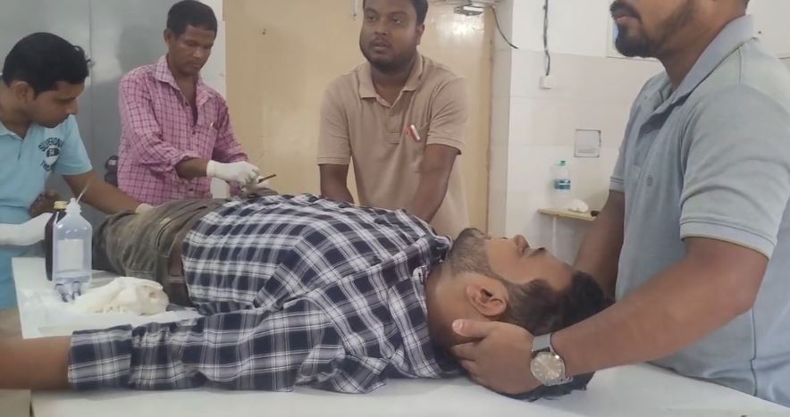 জেলা শাসকের বেপরোয়া কনভয়ের ধাক্কায় গুরুতর আহত শিক্ষক, চাঞ্চল্য।