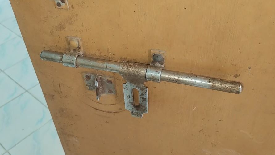 “খোয়াই সরকারি দ্বাদশ শ্রেণী বালিকা বিদ্যালয়ে রাতের আঁধারে বড় চুরি – রেহাই পেল না সিসিটিভি বক্সও”