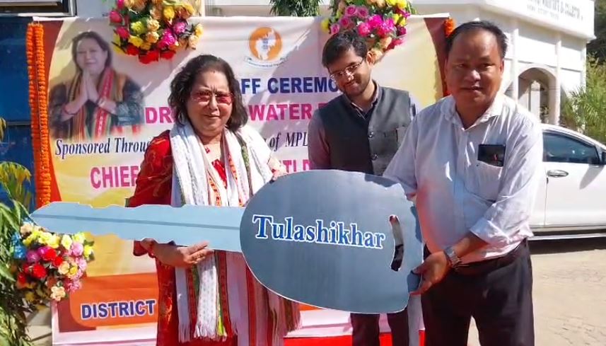 সাংসদ উন্নয়ন তহবিল থেকে খোয়াই জেলায় দুই পানীয় জলের ট্যাঙ্কার বিতরণ