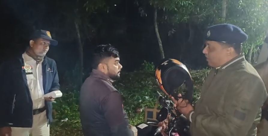 শীতের মরশুমে বাড়ছে পথ দুর্ঘটনা; প্রাণহানি রুখতে শান্তির বাজার থানার পুলিশ।