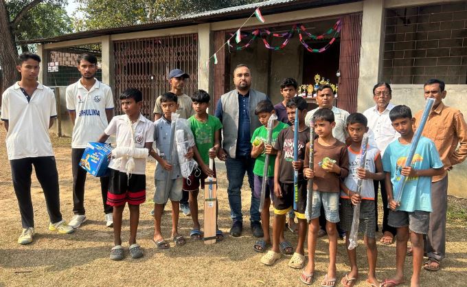 প্রজাতন্ত্র দিবসে খেলাধুলার বার্তা, গান্ধীগ্রামে ক্রীড়া সামগ্রী বিতরণ বিধায়ক নয়ন সরকারের।