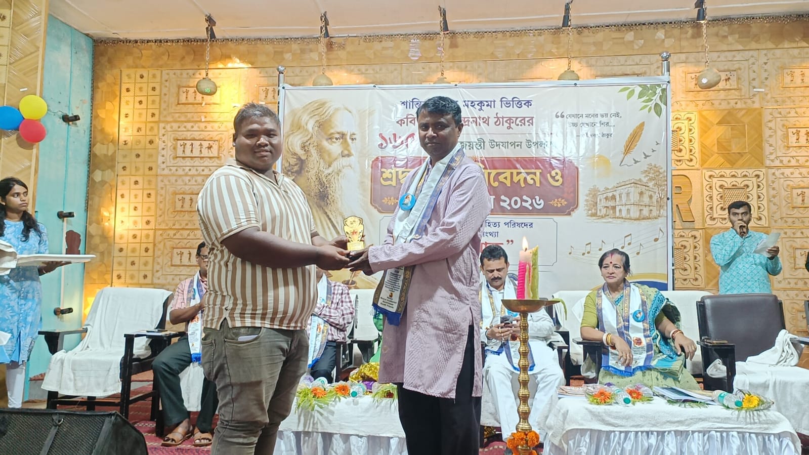 শান্তিরবাজারে রবীন্দ্র-জাগরণ, ‘দক্ষিণালোক’-এর মলাট উন্মোচনে সাংস্কৃতিক আবেগে ভাসল মুকুট অডিটোরিয়াম